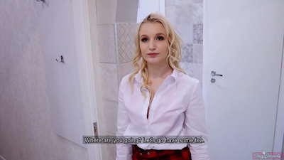 Քոլեջի երիտասարդ աղջիկը խաբում է ընկերոջը ընկերոջ հետ | POV եւ cum ներսում իր pussy!